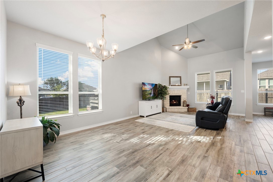1511 Balcones Fault Property Photo 14