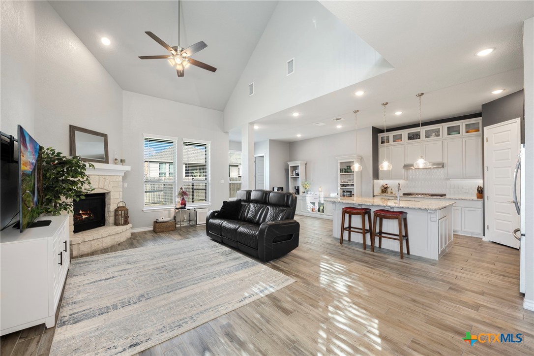 1511 Balcones Fault Property Photo 18