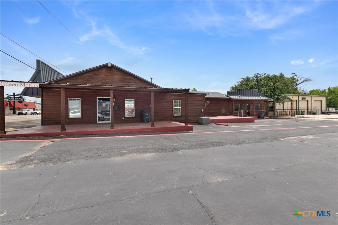 728 W Veterans Memorial Boulevard Property Photo 2