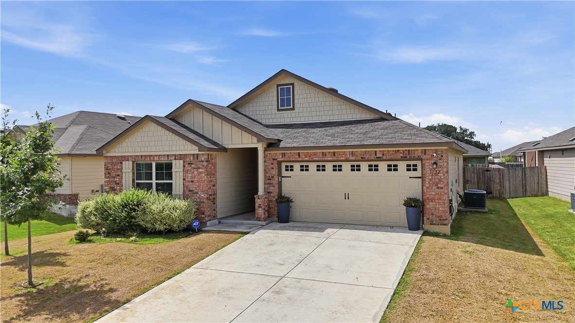 1132 Eagle Xing Property Photo 2