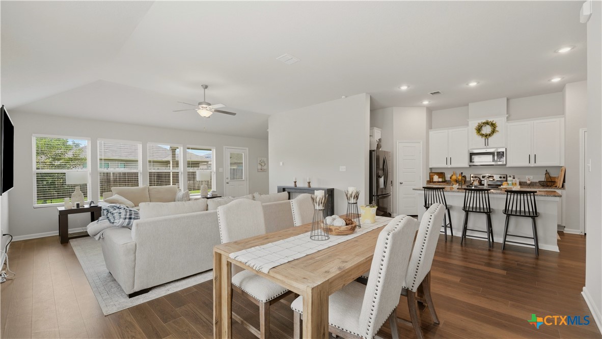 1132 Eagle Xing Property Photo 5