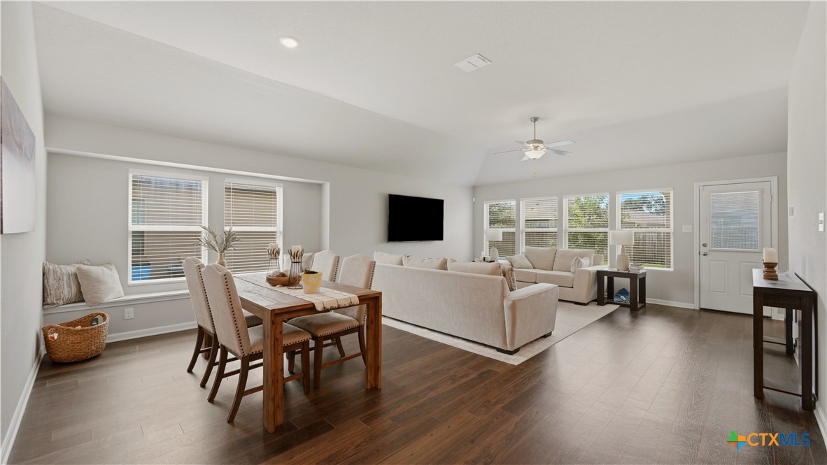 1132 Eagle Xing Property Photo 8