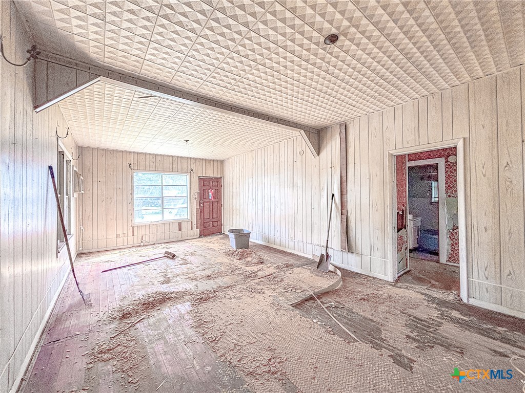 810 N Avenue H Property Photo 7