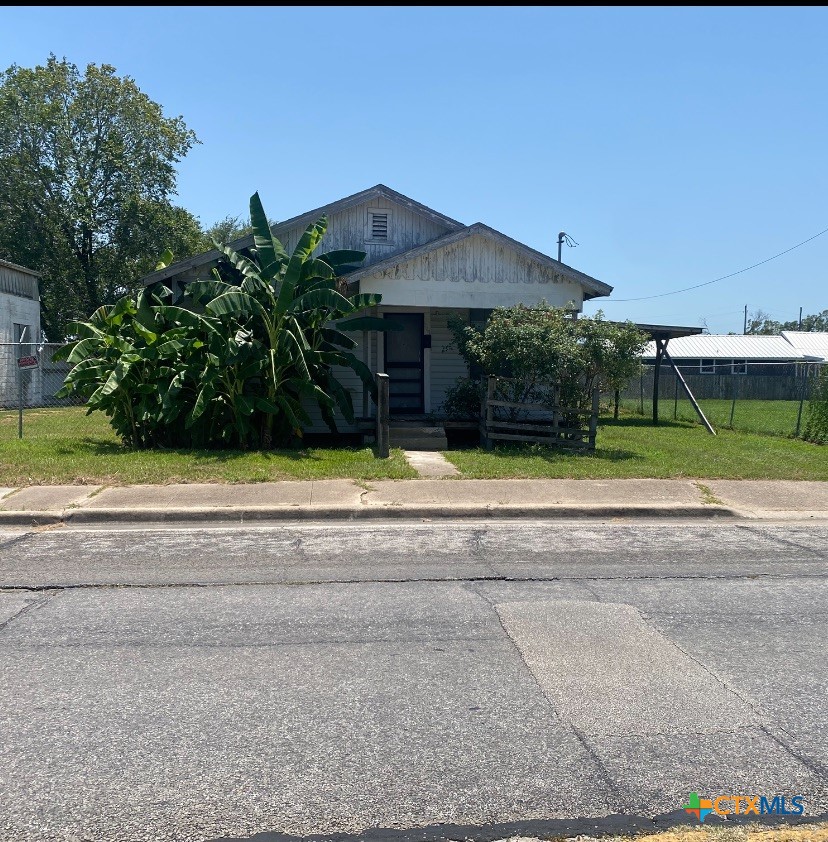 705 E North Street Property Photo 1