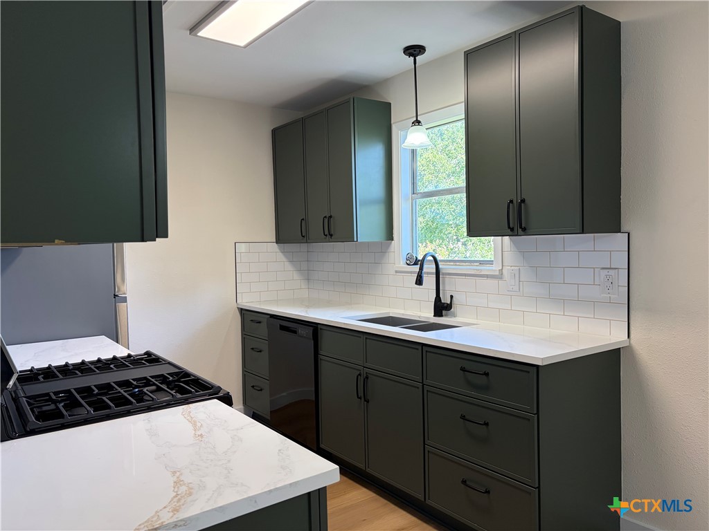 706 W Avenue E Property Photo 5