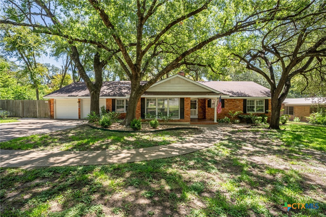 3013 El Camino Drive Property Photo 1