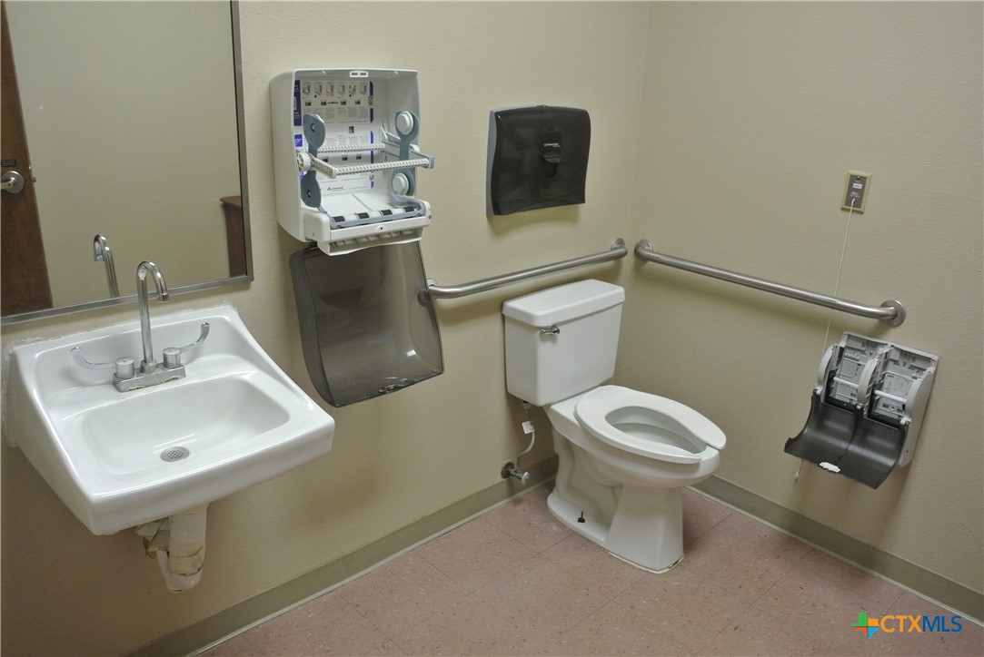 2206 E Central Texas Expressway Property Photo 4