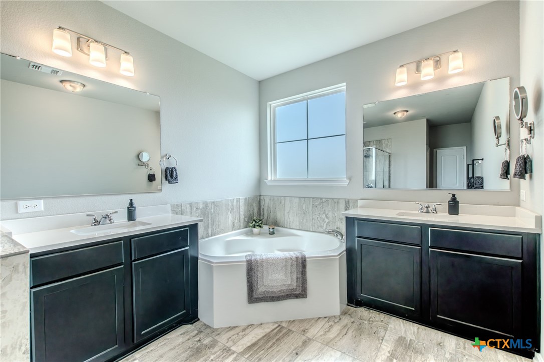 7514 Broadmoor Cove Property Photo 8