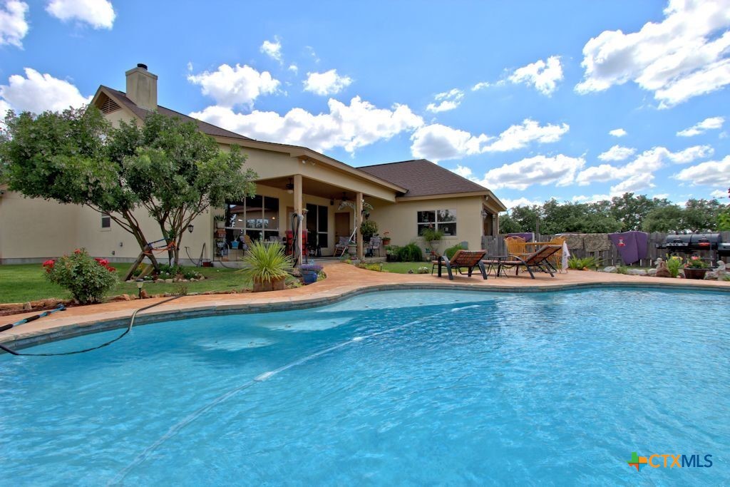 200 Texas Country Drive Property Photo 4
