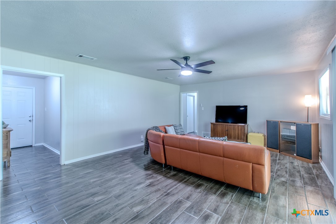 213 E Upshaw Avenue Property Photo 5