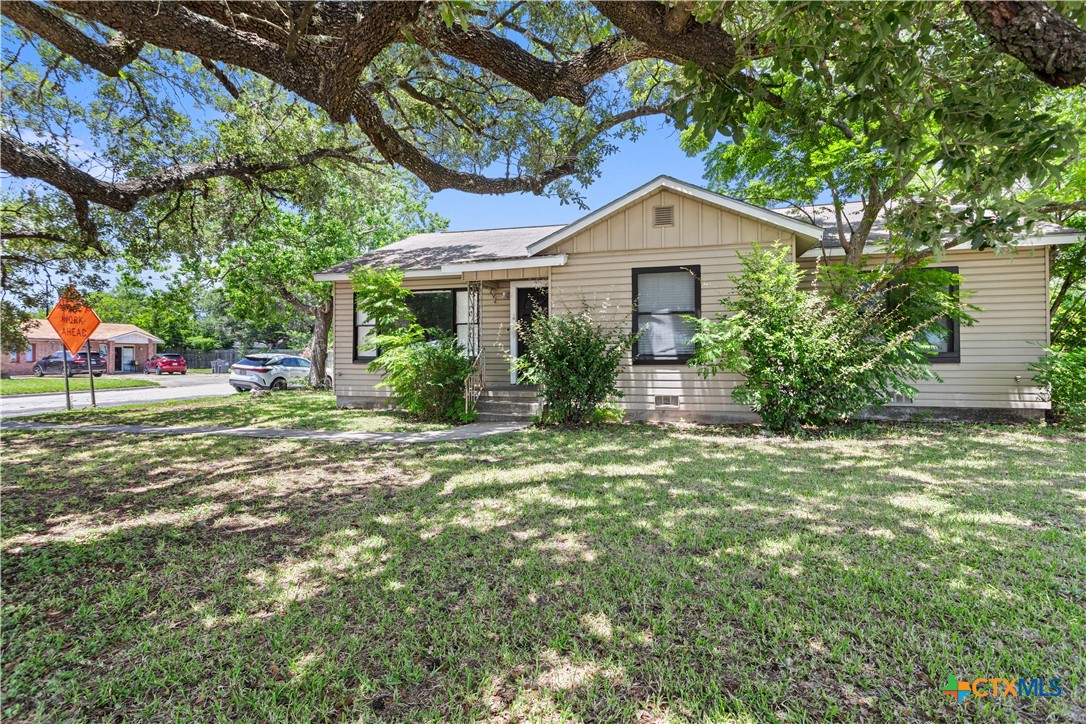 1902 E Red River Street Property Photo 1