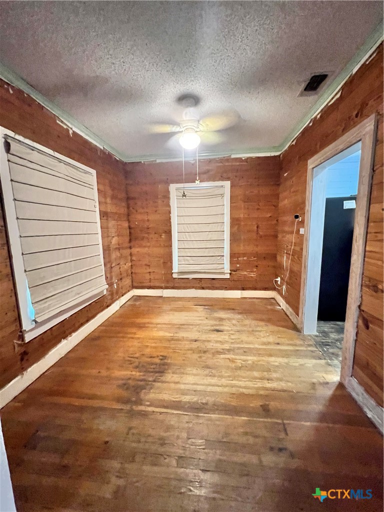 105 N Summer Street Property Photo 4