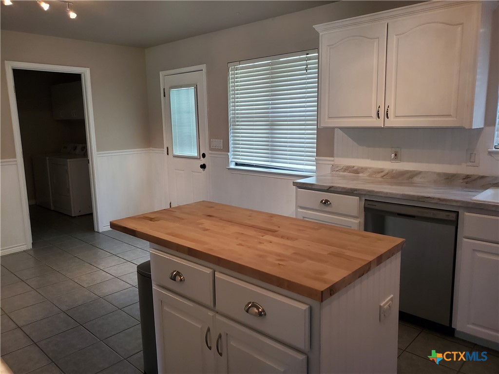 136 Royal Crest Circle Property Photo 5