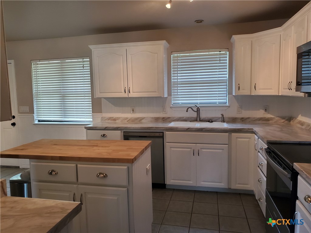136 Royal Crest Circle Property Photo 6
