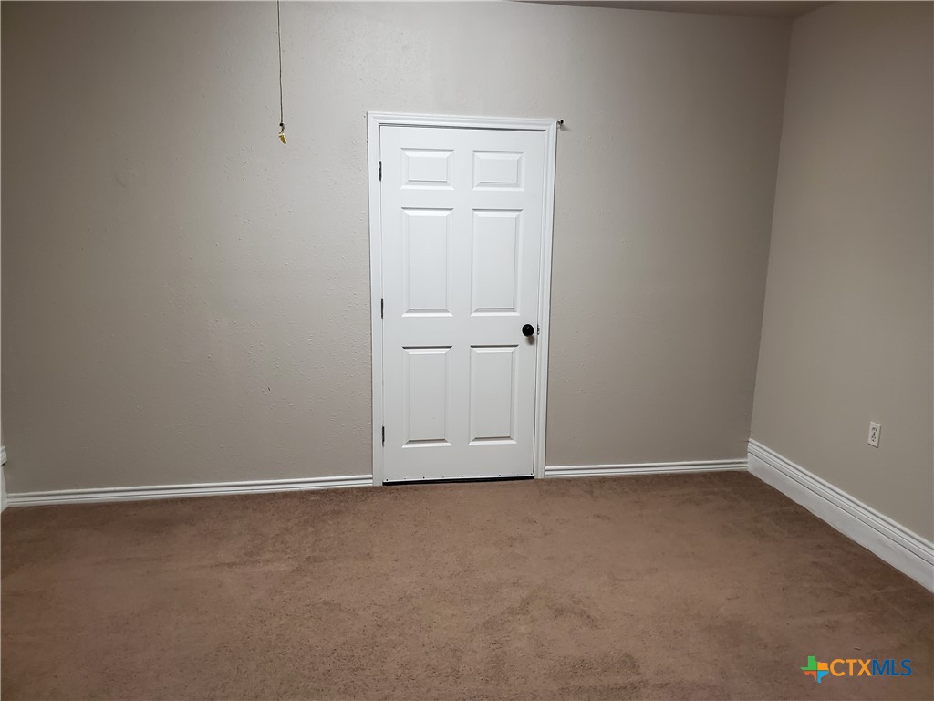 136 Royal Crest Circle Property Photo 9