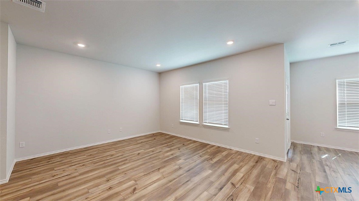 421 Hector Loop Property Photo 15