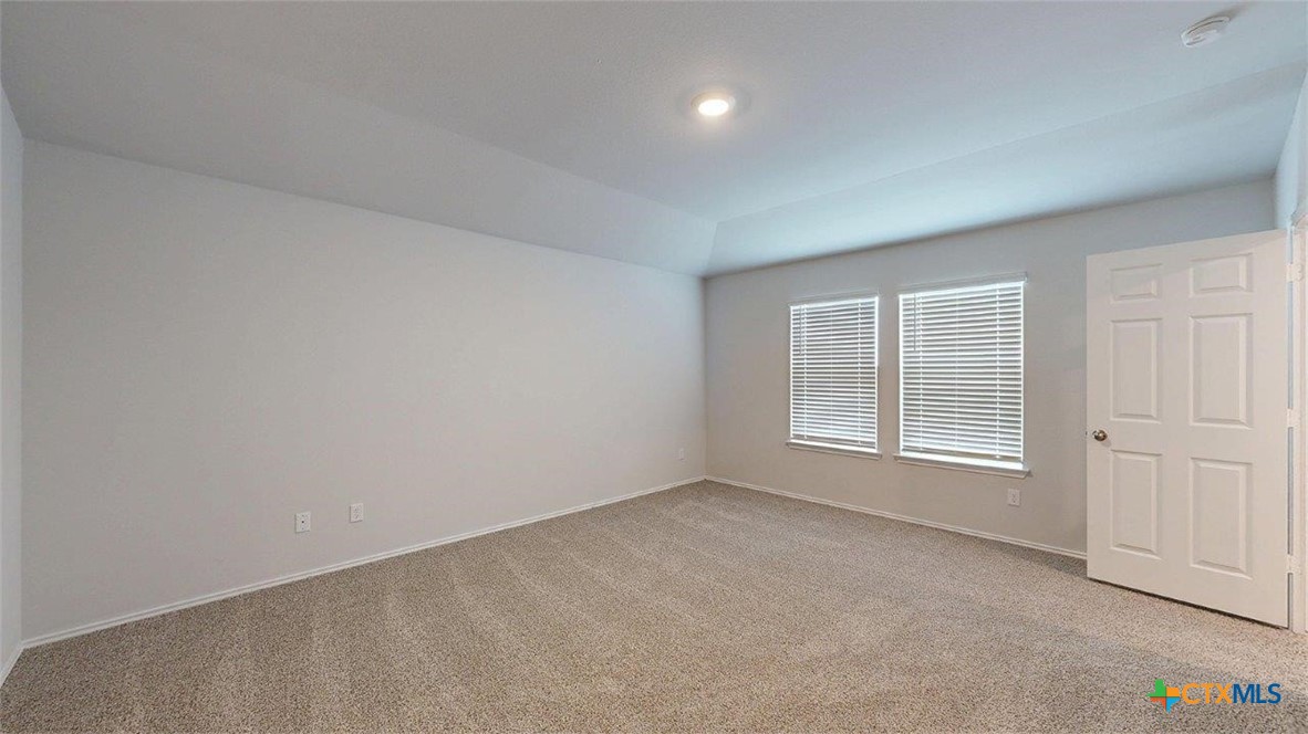 421 Hector Loop Property Photo 23