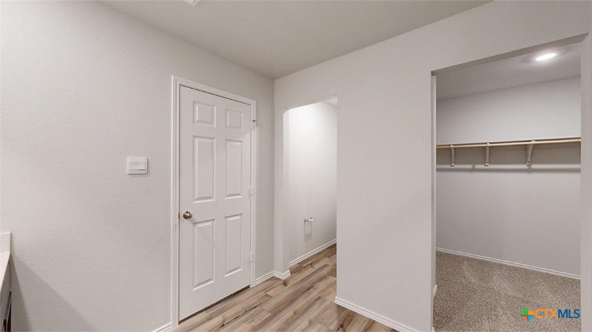 421 Hector Loop Property Photo 32