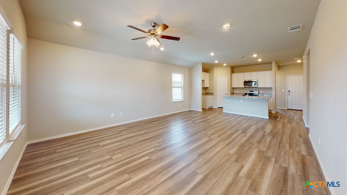 596 Hector Loop Property Photo 5