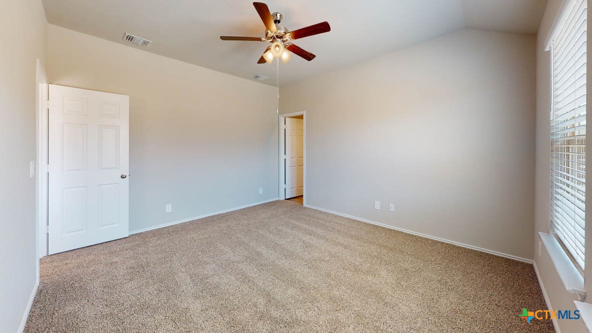 596 Hector Loop Property Photo 7