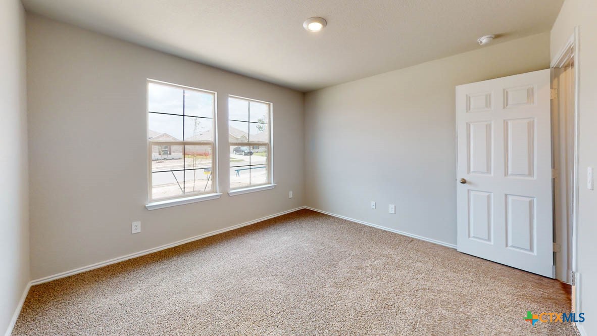 596 Hector Loop Property Photo 10