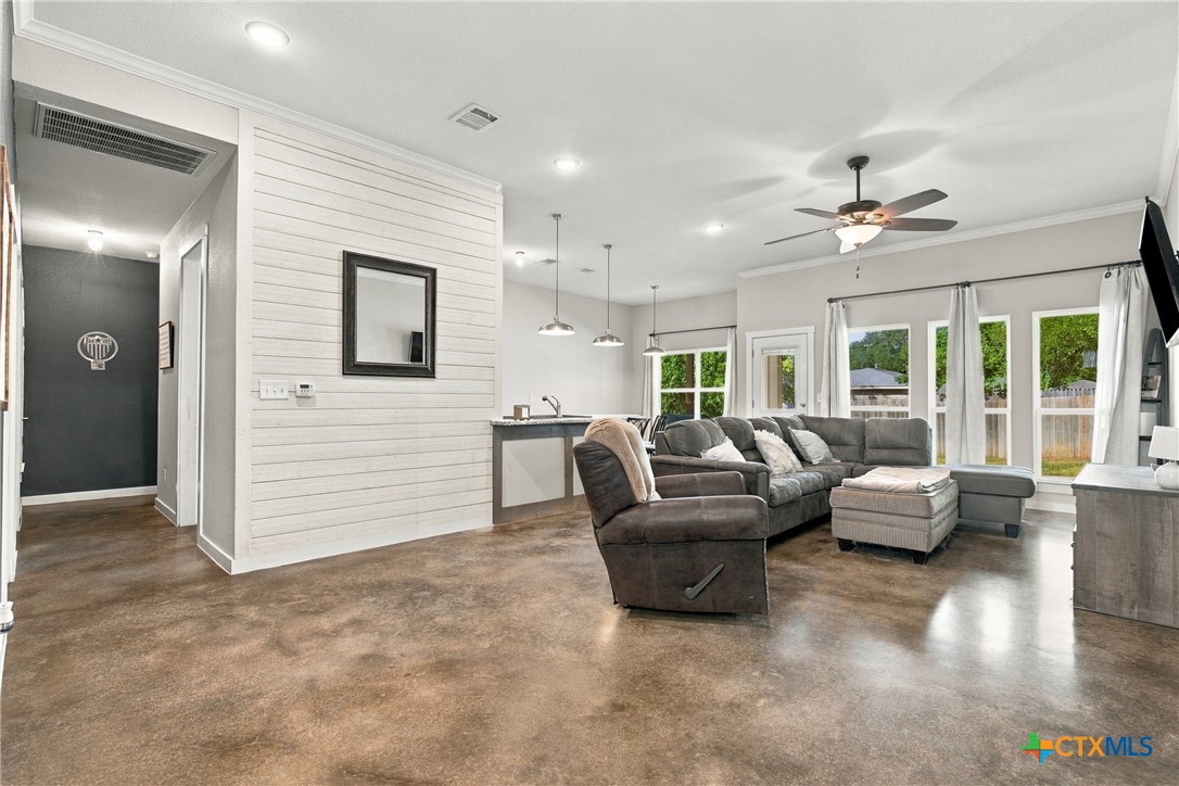 1202 S Willis Street Property Photo 6