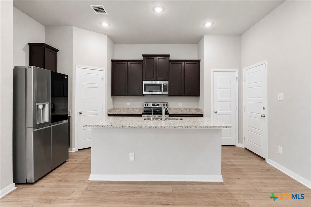 2905 Greenbriar Property Photo 9