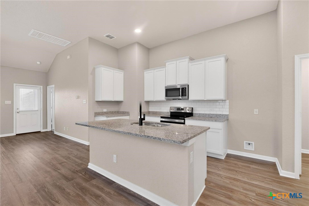 1141 Amber Lake Property Photo 8