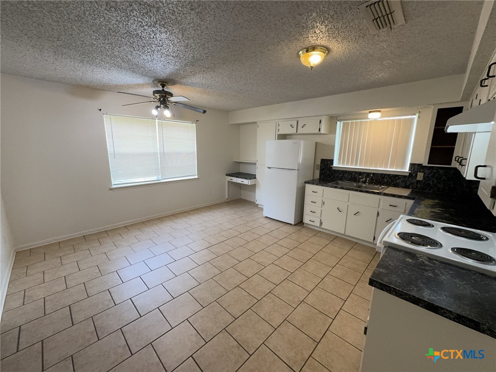 2408 Carnation Drive Property Photo 3