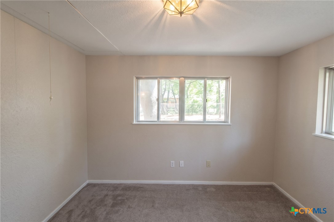 409 Oak Street Property Photo 4