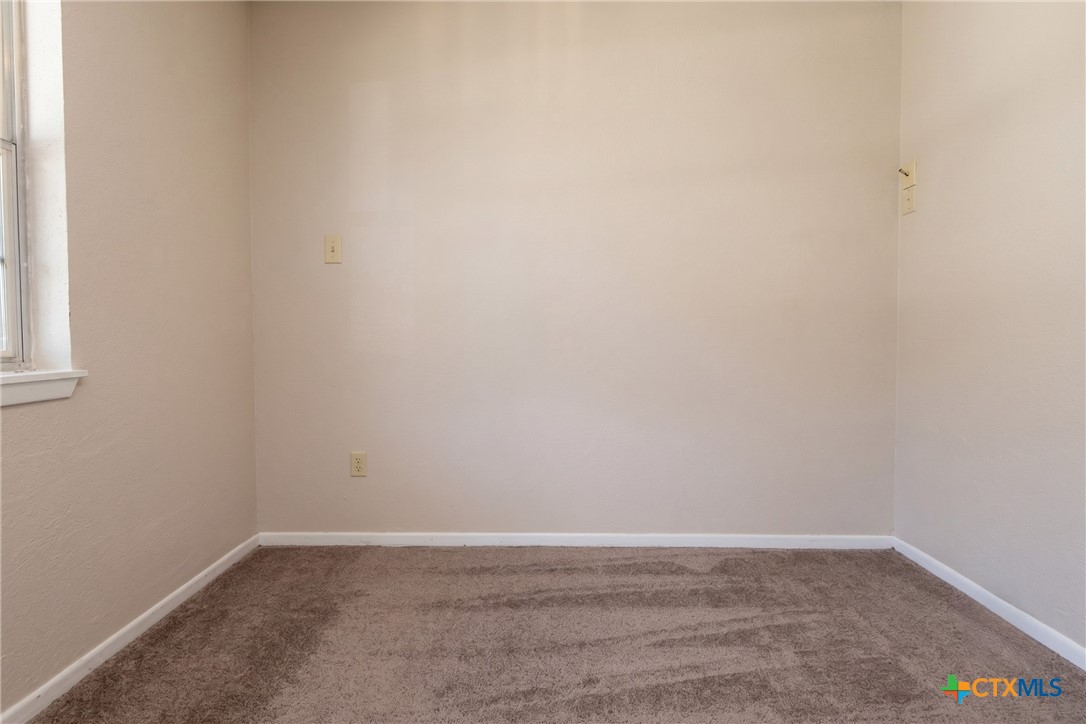 409 Oak Street Property Photo 5