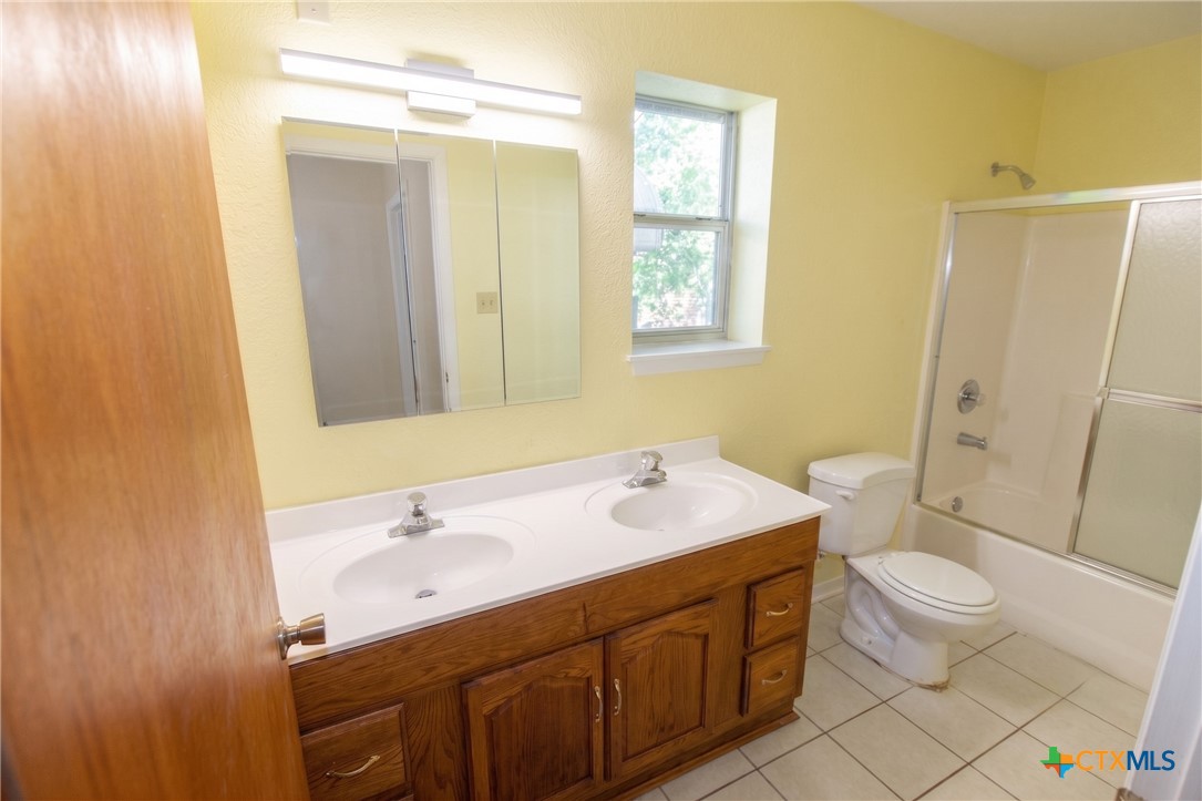 409 Oak Street Property Photo 7