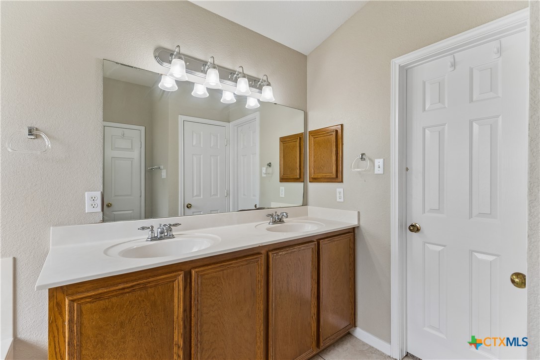 104 Lone Shadow Drive Property Photo 34