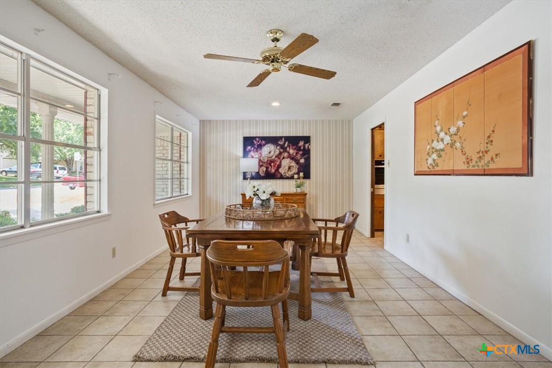 302 E Upshaw Avenue Property Photo 5