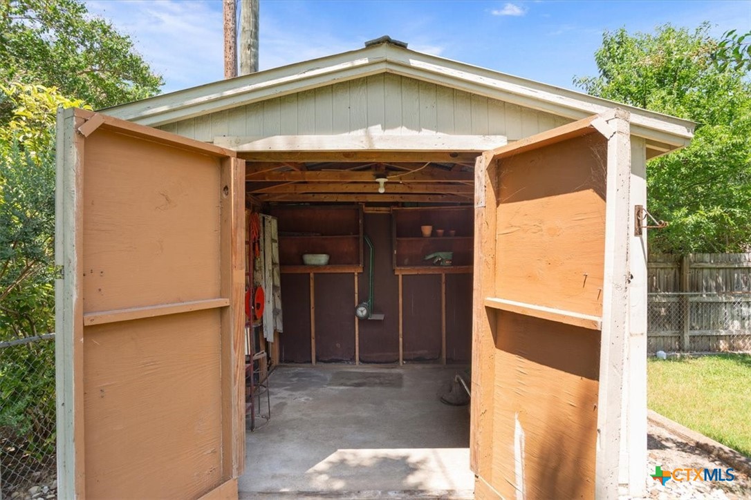 302 E Upshaw Avenue Property Photo 7