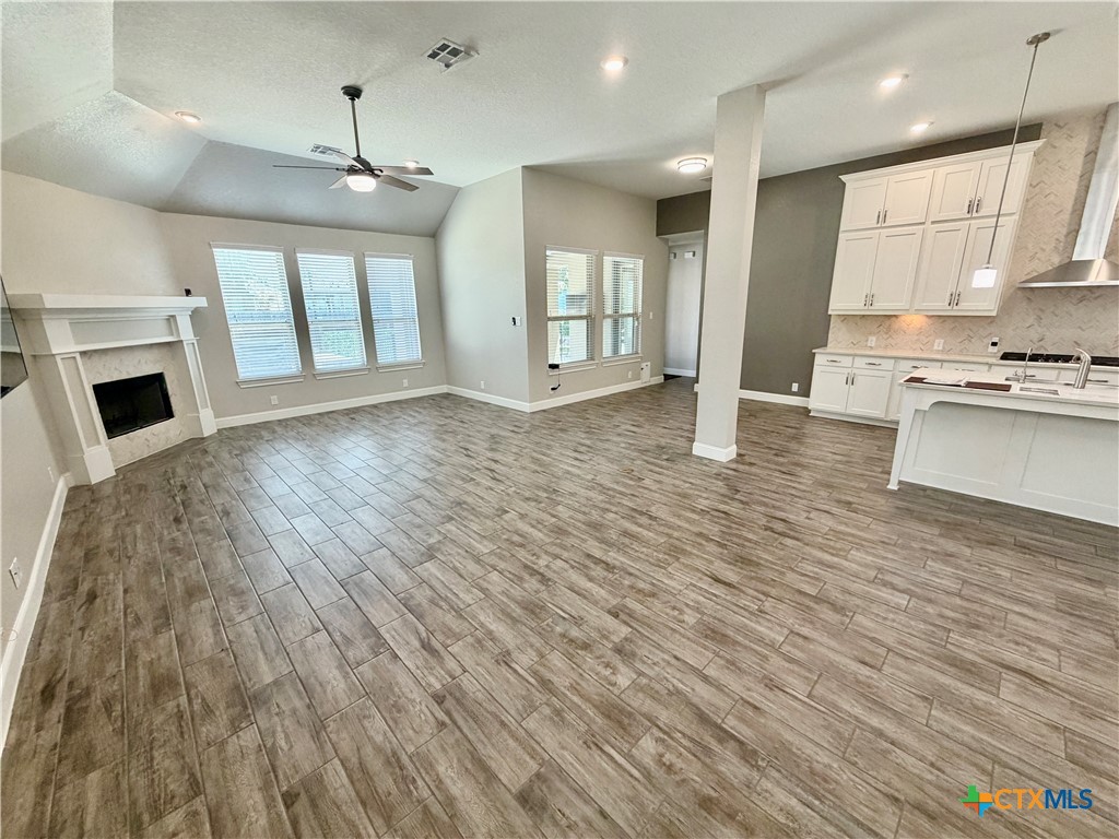 1404 Pioneer Drive Property Photo 6