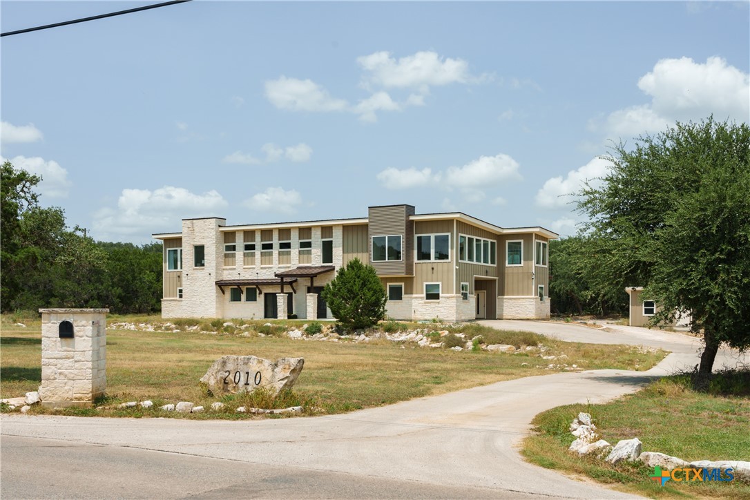 2010 Hoffmann Lane Property Photo 1