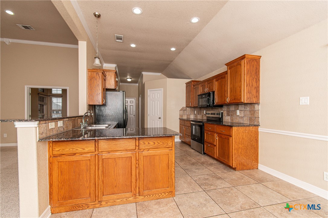 1401 Saxon Circle Property Photo 6