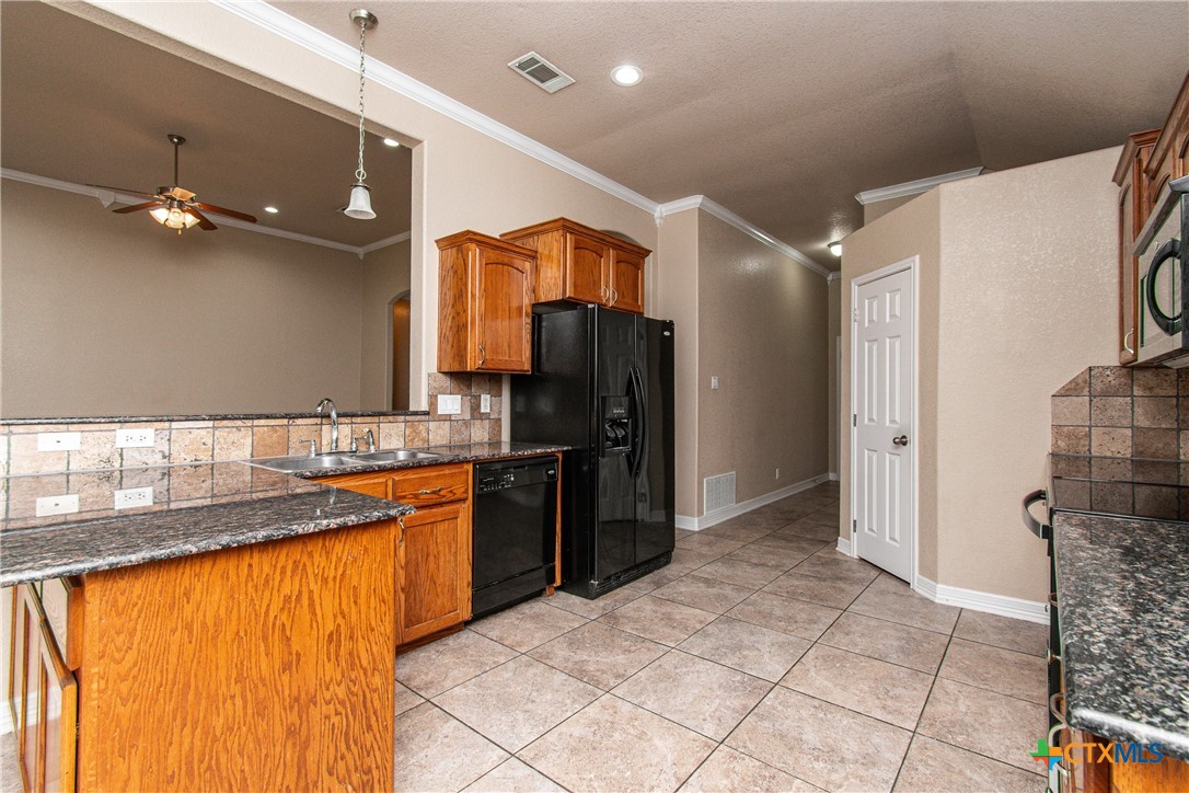 1401 Saxon Circle Property Photo 7