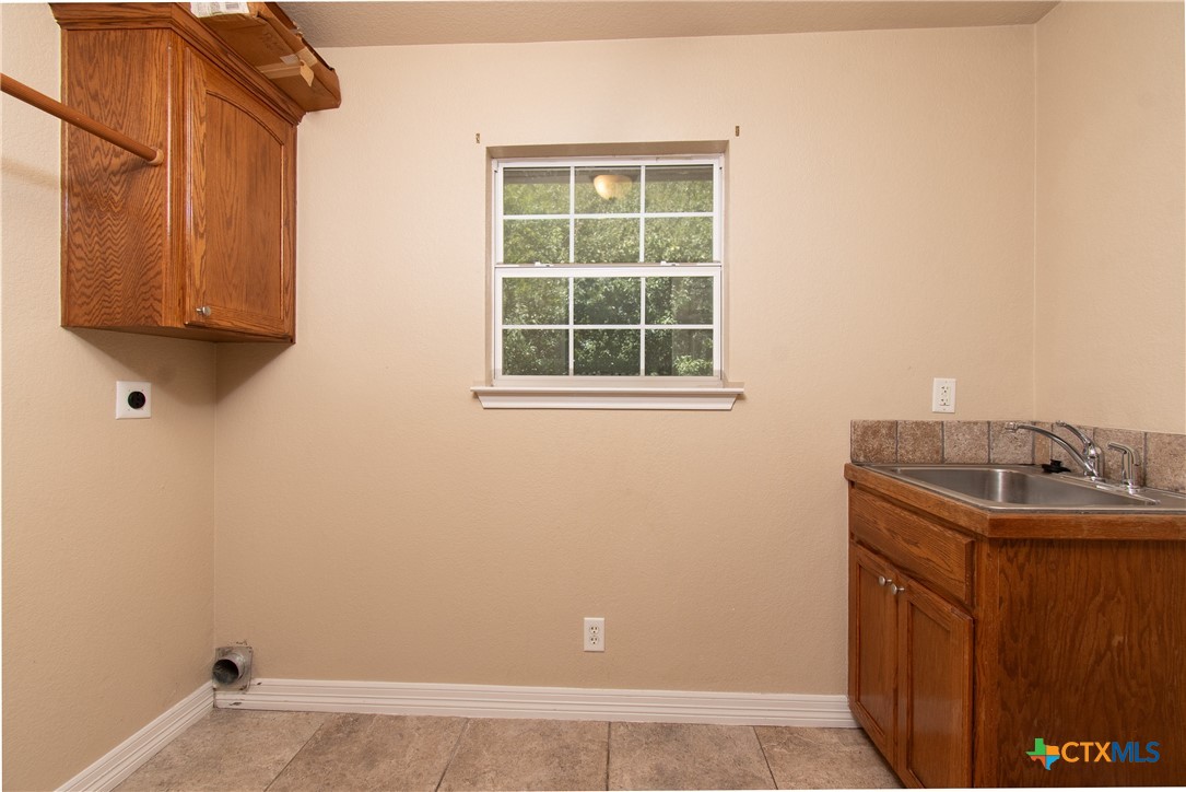 1401 Saxon Circle Property Photo 8