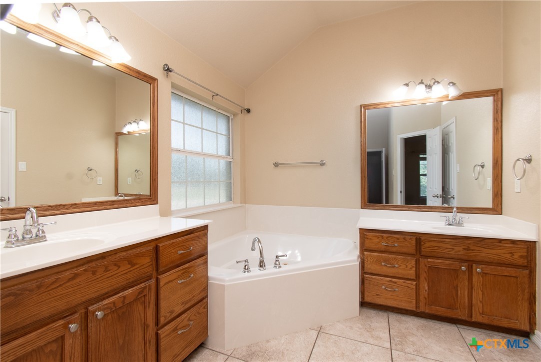1401 Saxon Circle Property Photo 16