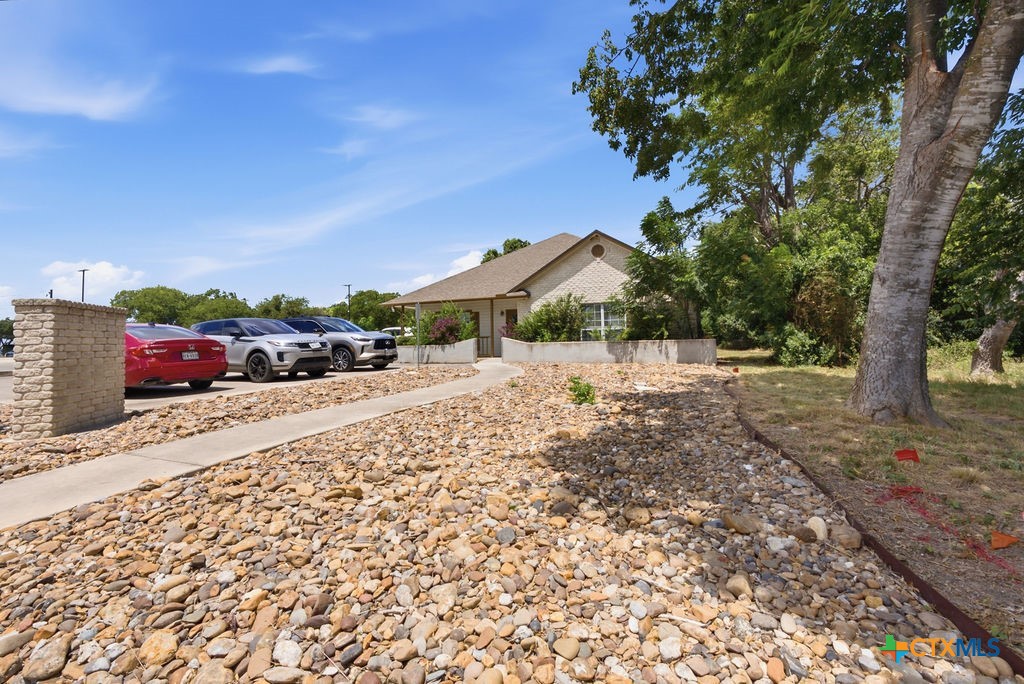 215 Courtyard Drive Property Photo 3