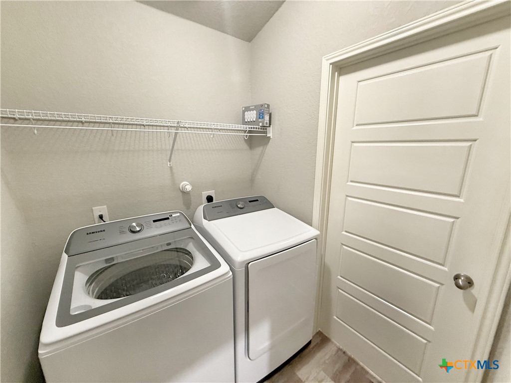 8819 Straight Oaks Property Photo 7