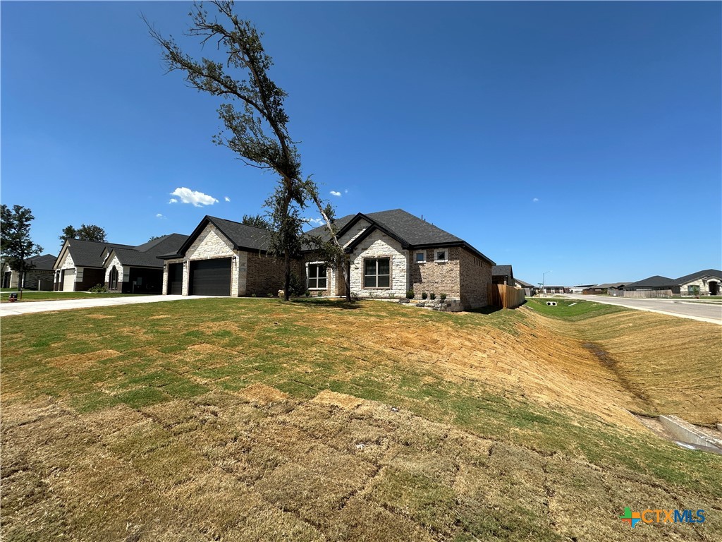 800 Eagle Heights Drive Property Photo 2