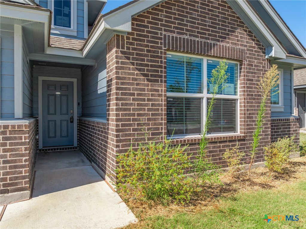 1916 Deodar Drive Property Photo 5