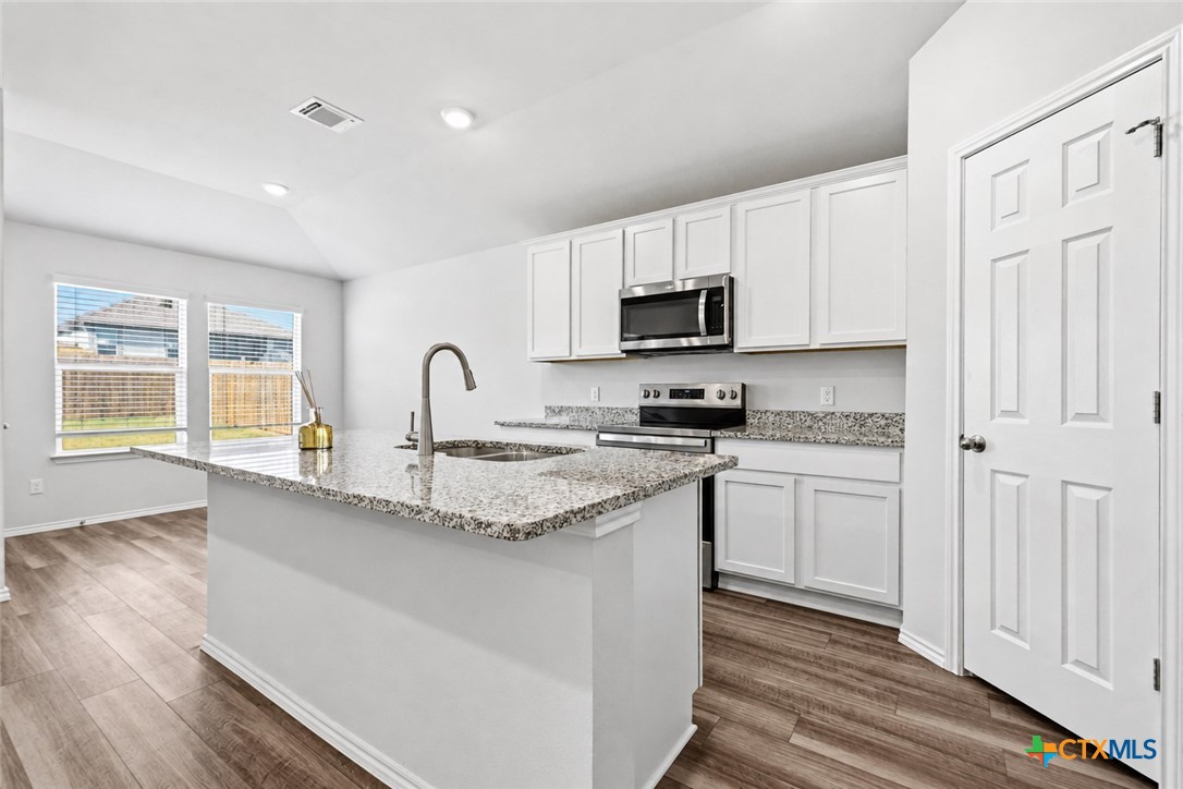 1916 Deodar Drive Property Photo 19