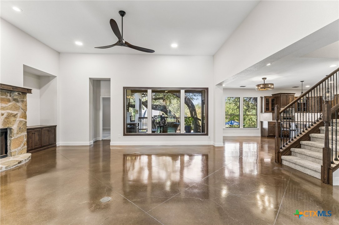 406 Marsh Oval Property Photo 8