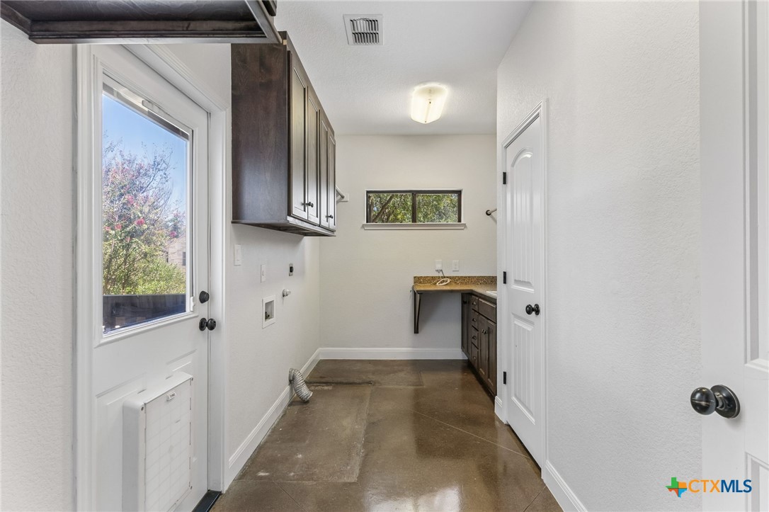 406 Marsh Oval Property Photo 17