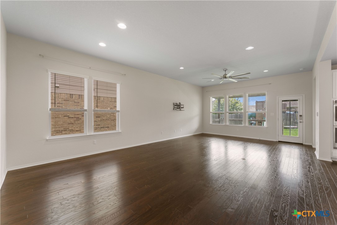 942 Blue Violet Property Photo 8