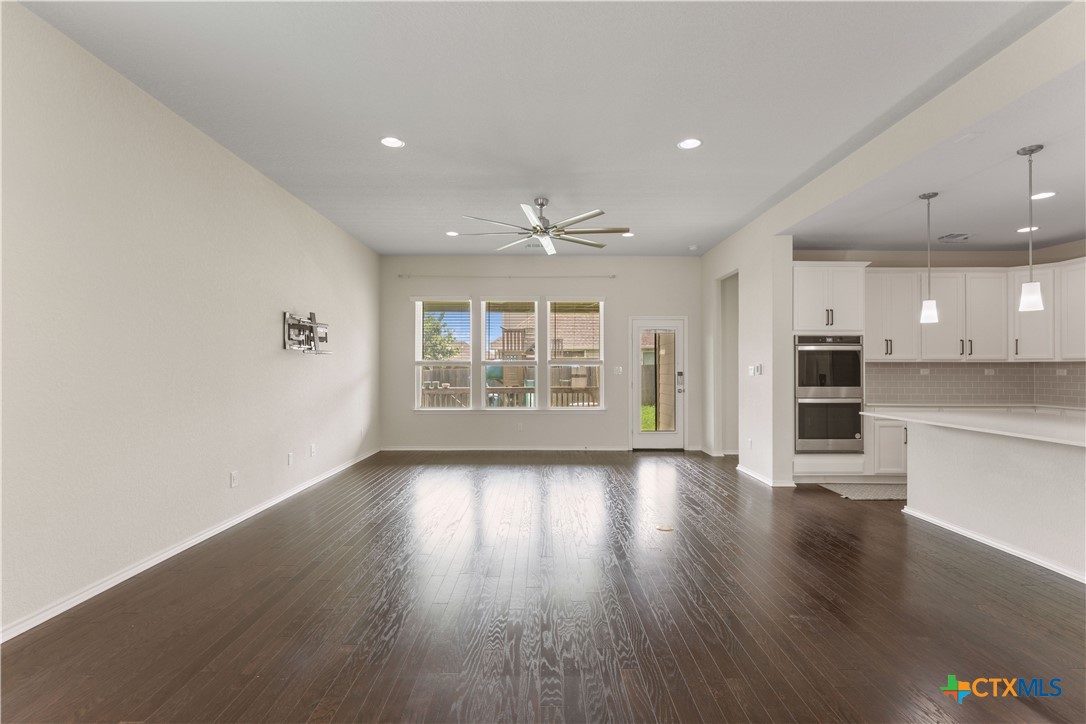 942 Blue Violet Property Photo 9